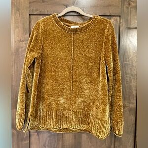 Selling a super comfy sweater size medium!